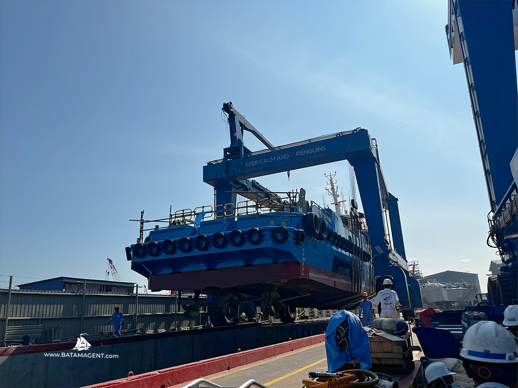 Vessel positioning to jetty using mobile boat hoist at Batam shipyard under Owner’s Protective Agent monitoring