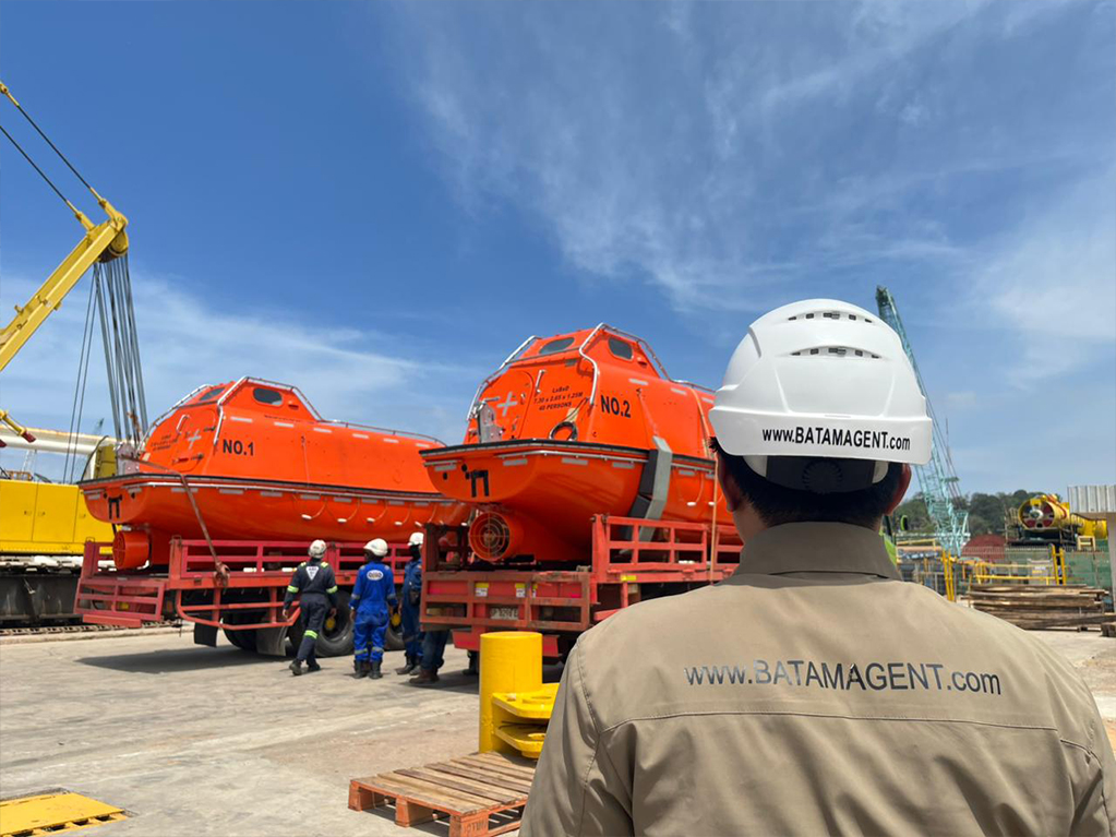 Lifeboats of Tanker Red Ruby was prepared to send back to vessel after repaired in Batam. All coordination was made by PT. Bisa Jasa Segara or Batam Shipping Agency.