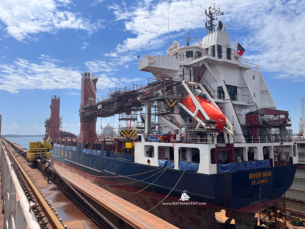 Stern of MV. River Mas displaying the Antigua and Barbuda flag before reflagging to Panama.