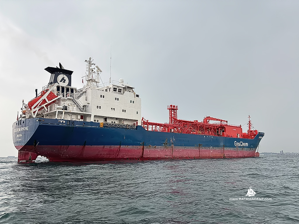Gaschem Rhone approaching her shipyard call in Batam.